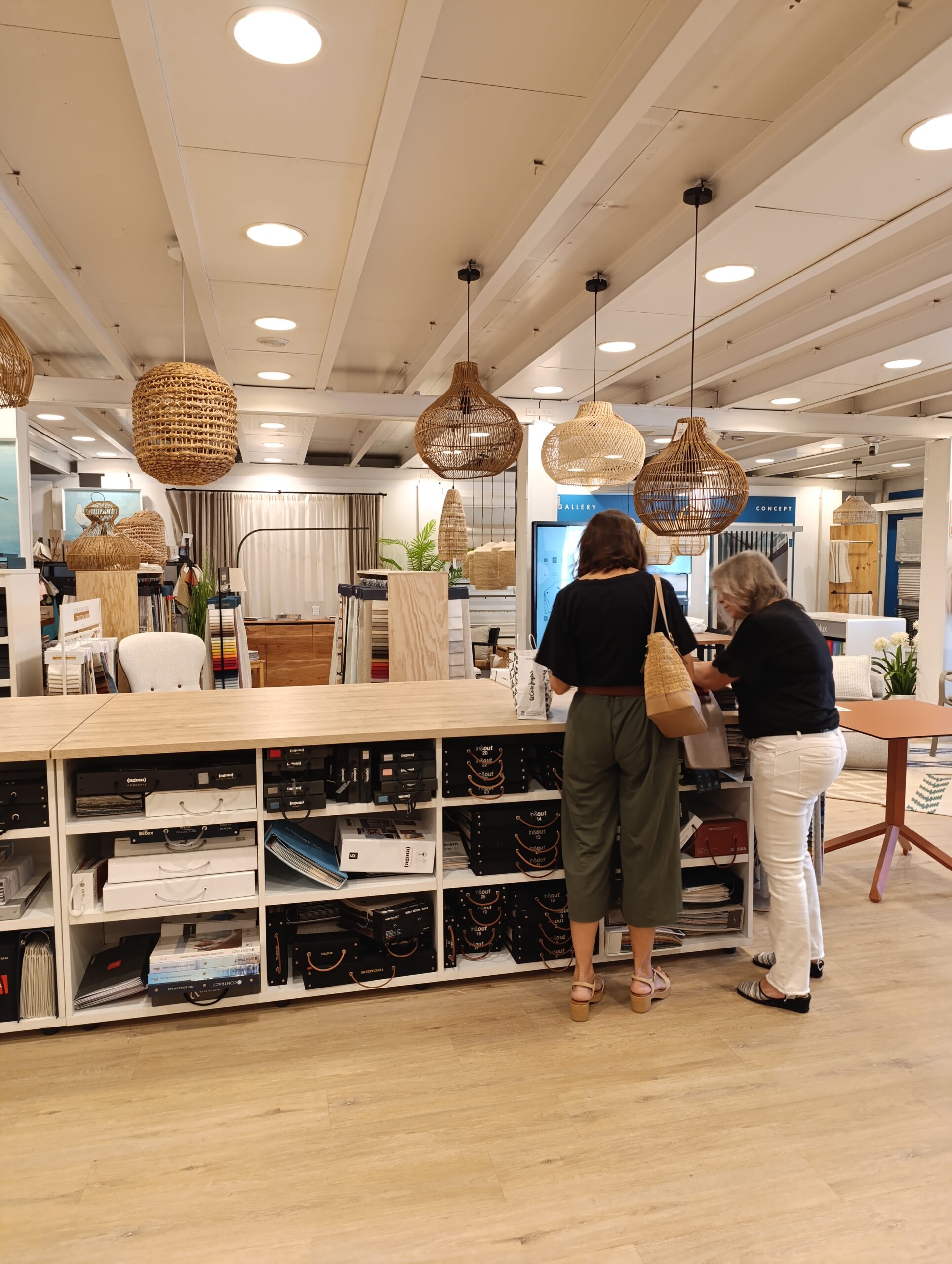 Visita nuestro showroom: exposición de cortinas.